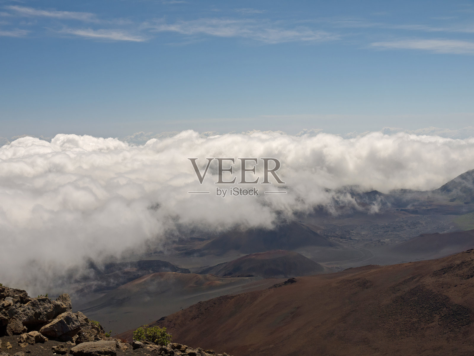 哈雷阿卡拉火山火山口内有云照片摄影图片