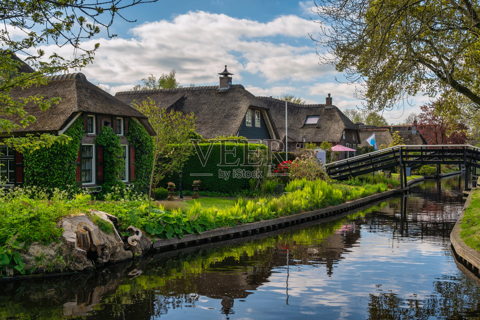 荷兰Giethoorn,运河的城市天际线和Giethoorn村的传统房屋照片摄影图片
