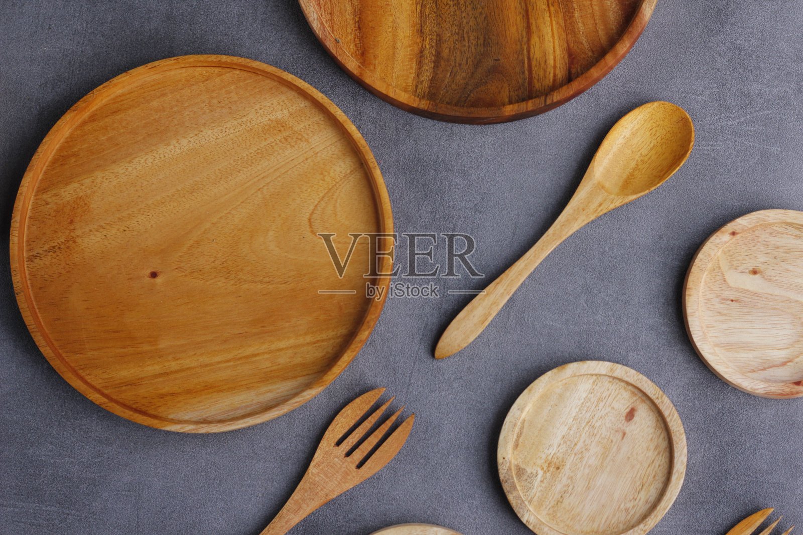 一堆带叉子和勺子的木制烤炉照片摄影图片