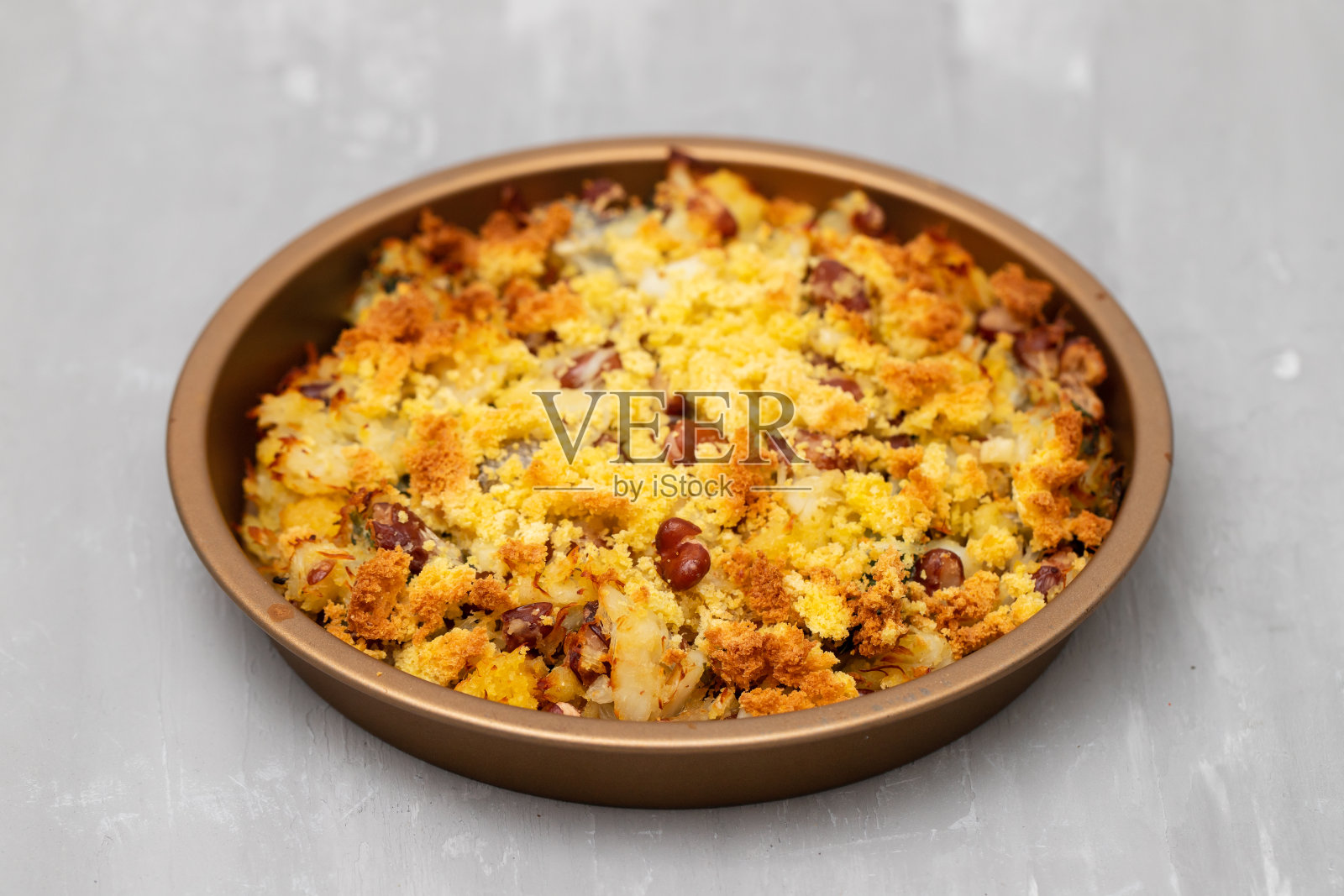 鳕鱼配玉米面包,菠菜和豆类照片摄影图片