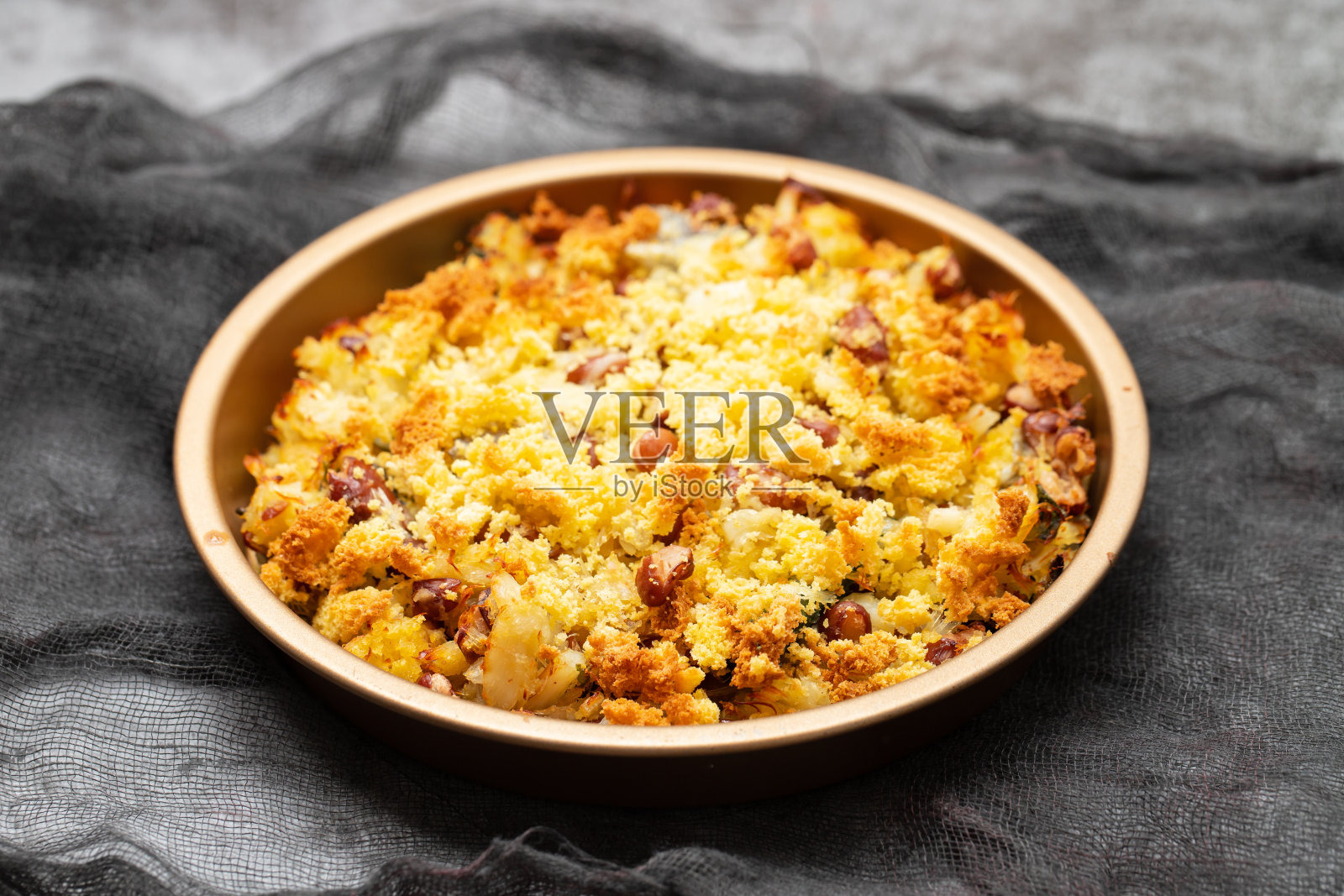 鳕鱼配玉米面包,菠菜和豆类照片摄影图片