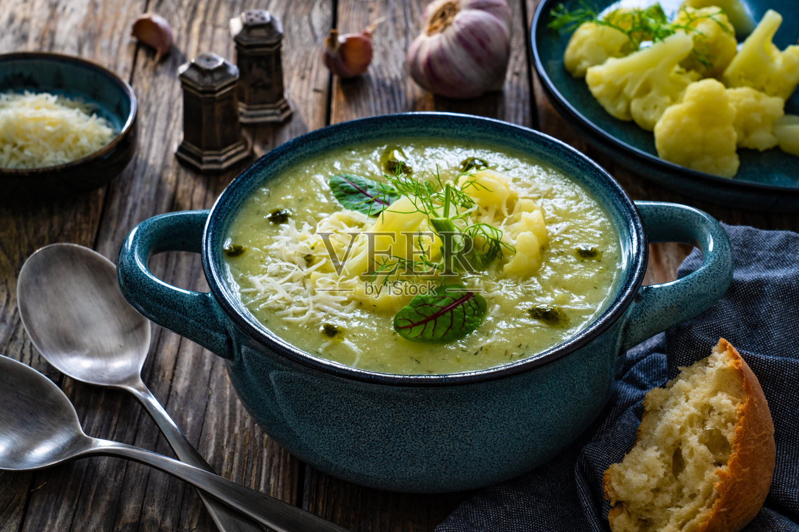 木桌上的菜花奶油汤照片摄影图片