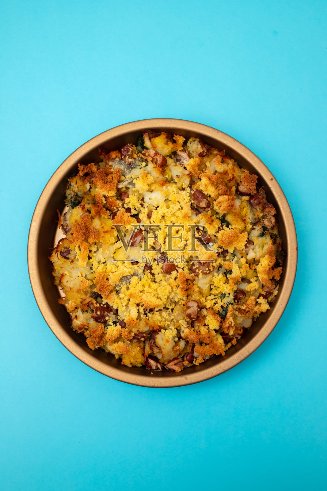 鳕鱼配玉米面包,菠菜和豆类照片摄影图片