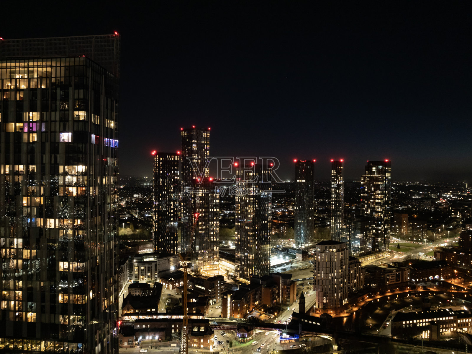 黄昏时分,曼彻斯特市中心灯火辉煌照片摄影图片