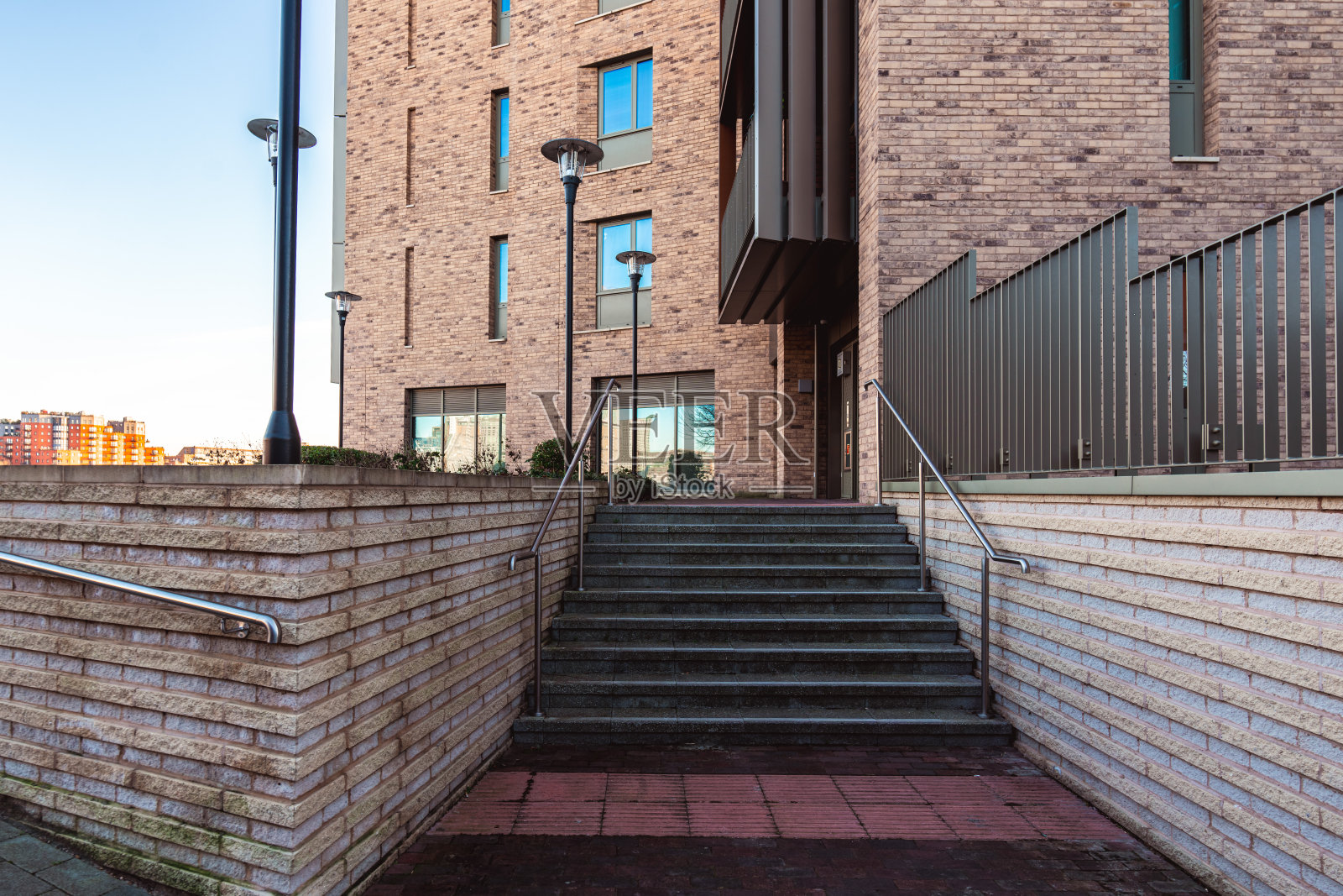 住宅区的公寓楼照片摄影图片