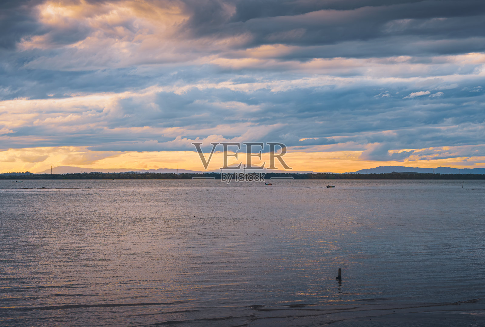 巴厘巴盘湾多云的日落照片摄影图片
