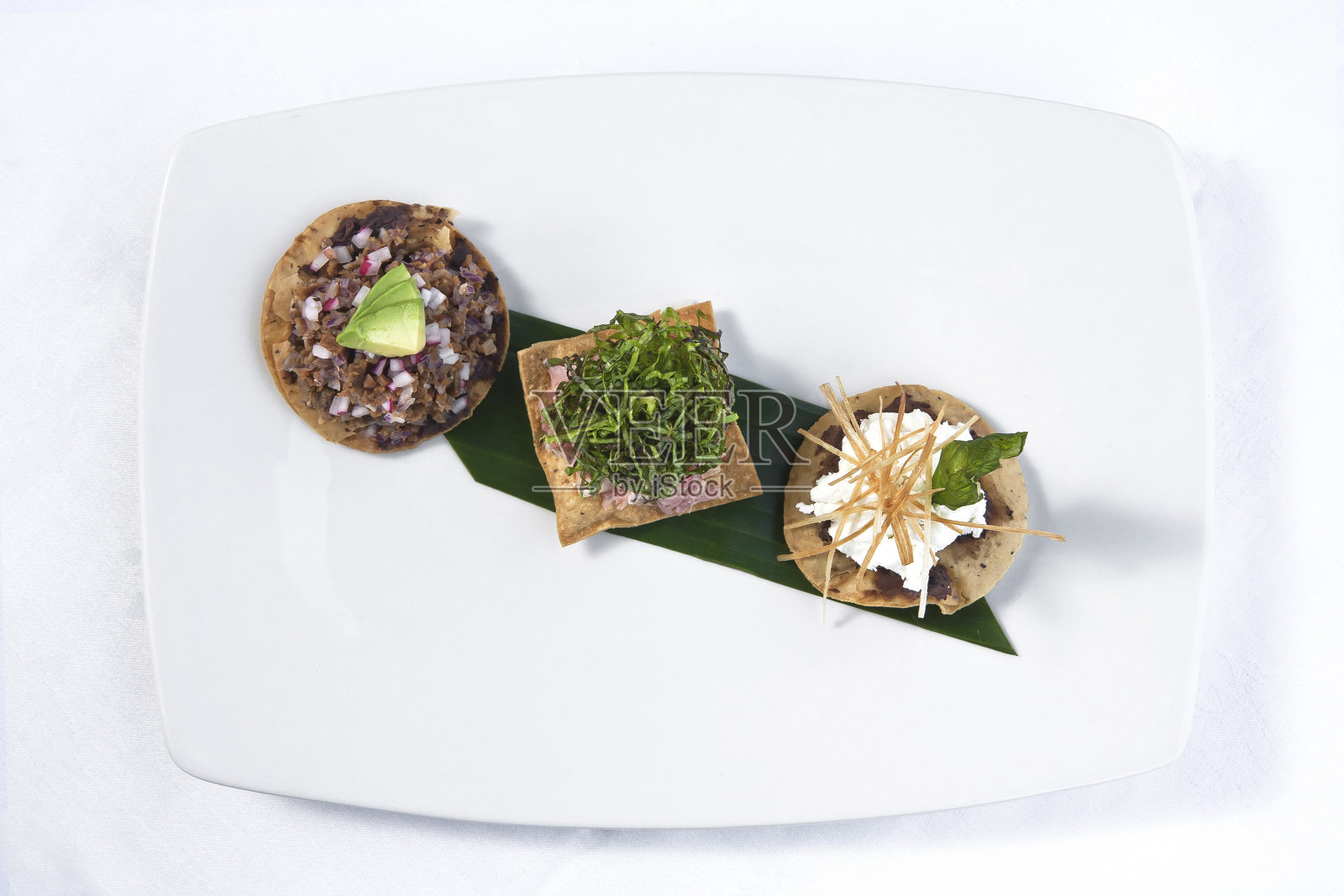 墨西哥烤牛肉、猪腿、白干酪、生菜和牛油果照片摄影图片