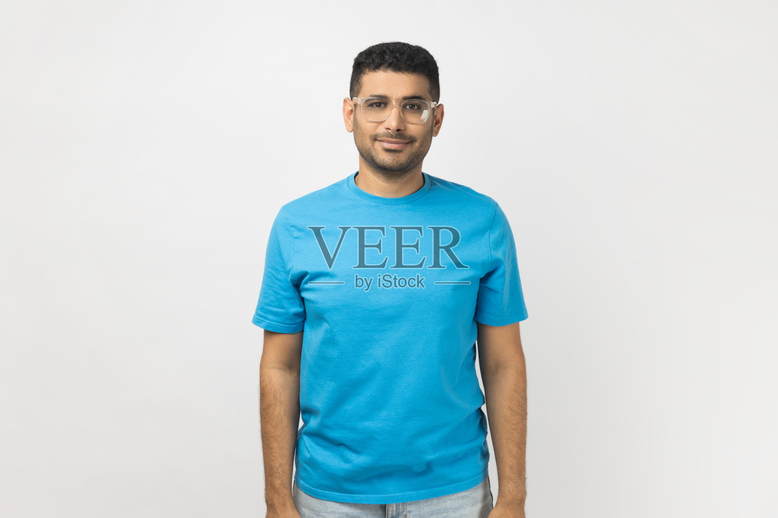 戴着光学眼镜,面带微笑,神情积极地站在镜头前。照片摄影图片