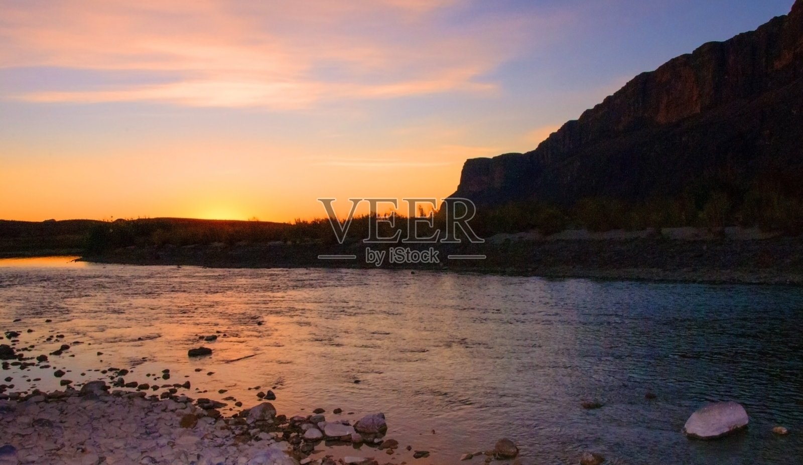 从墨西哥流出的里奥格兰德河上的红色日落照片摄影图片
