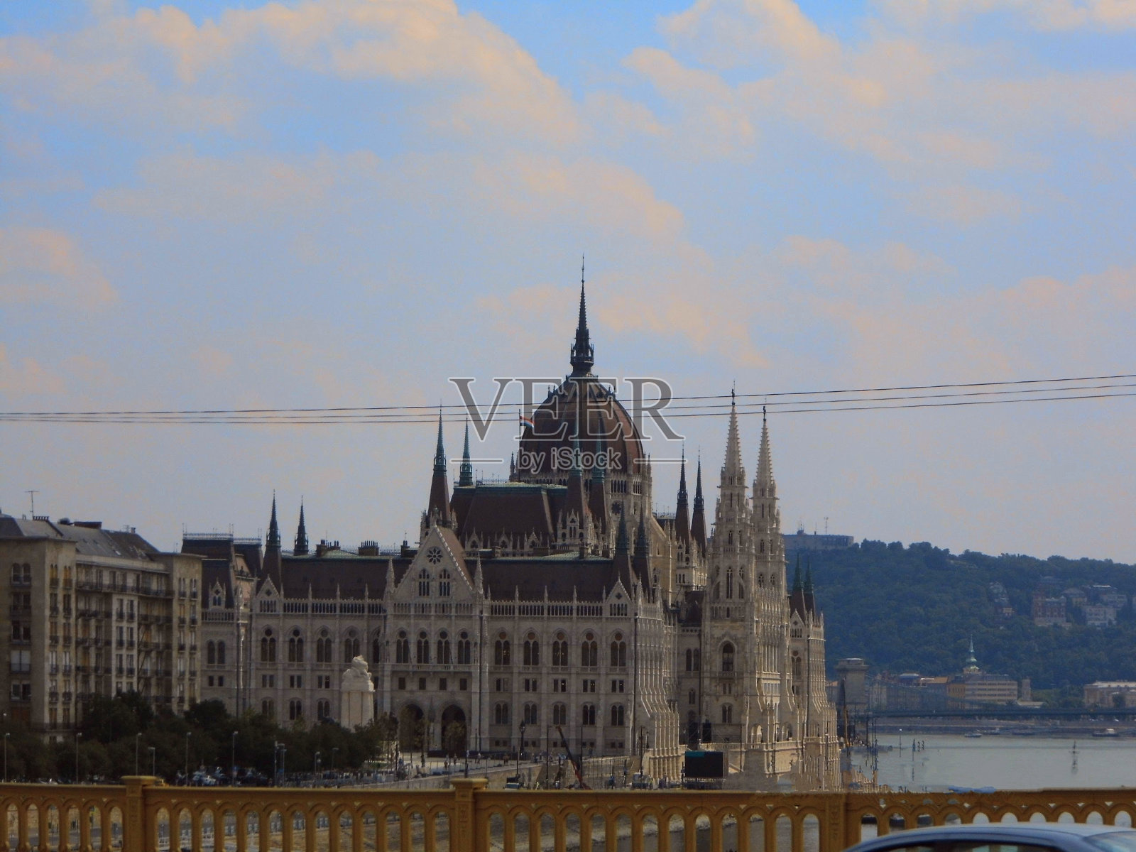 布达佩斯历史悠久的国会大厦位于匈牙利多瑙河上照片摄影图片