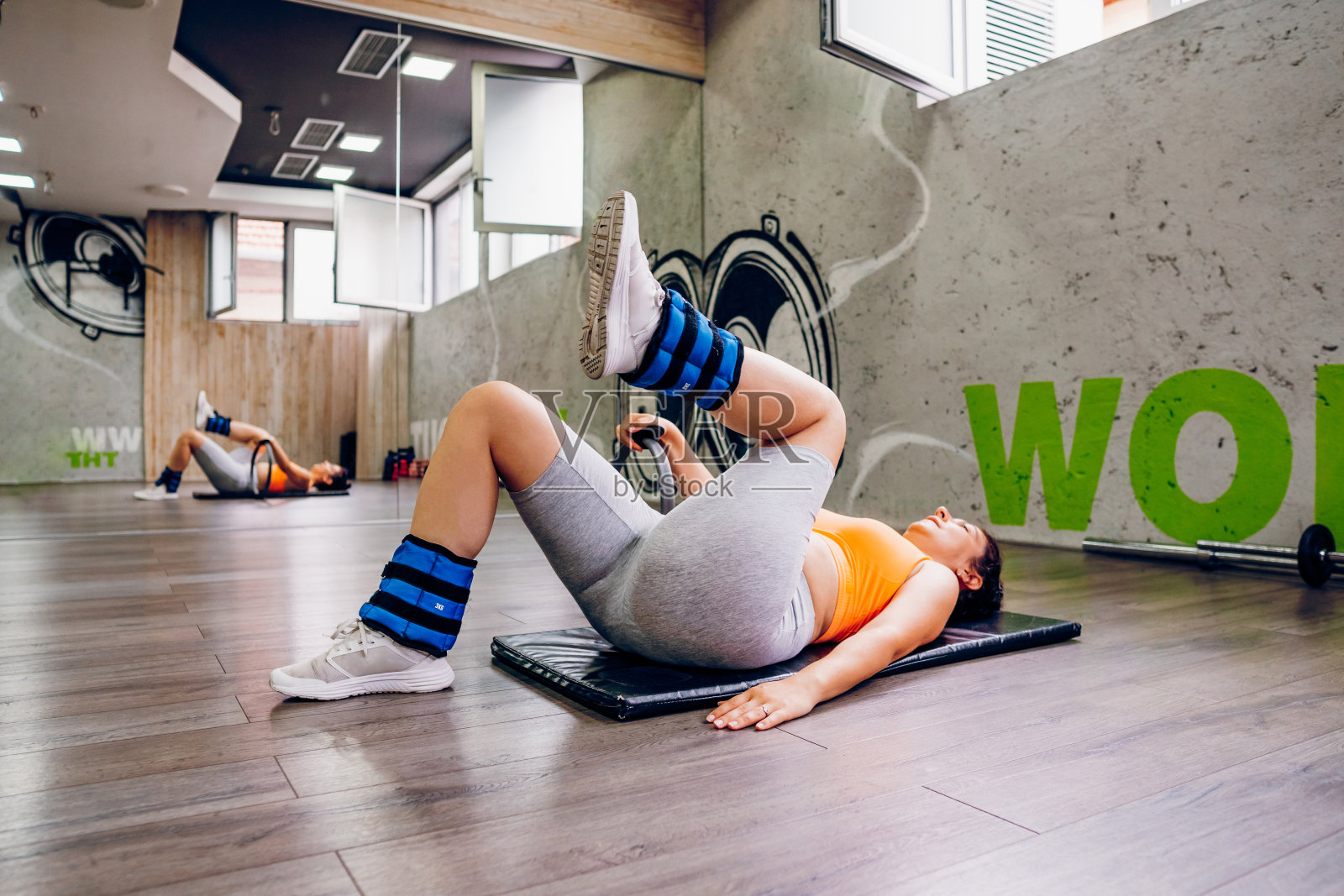 女人正在体育馆做运动照片摄影图片