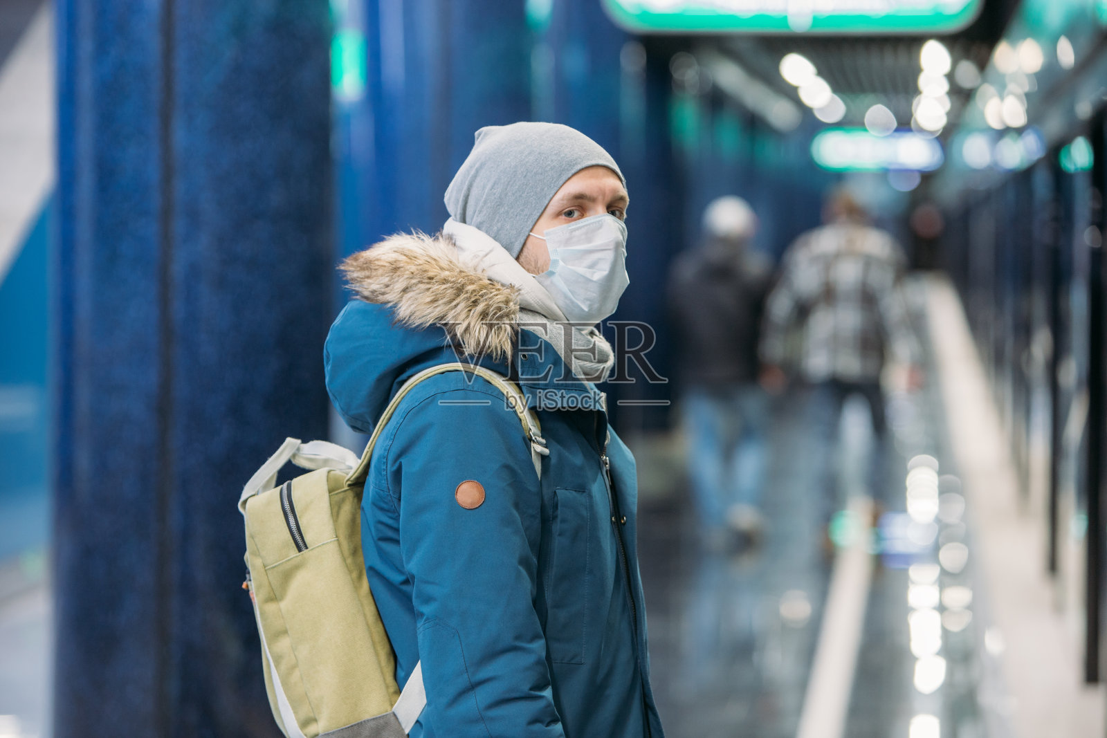 男子戴上防护口罩以预防传染性疾病,以预防流感照片摄影图片