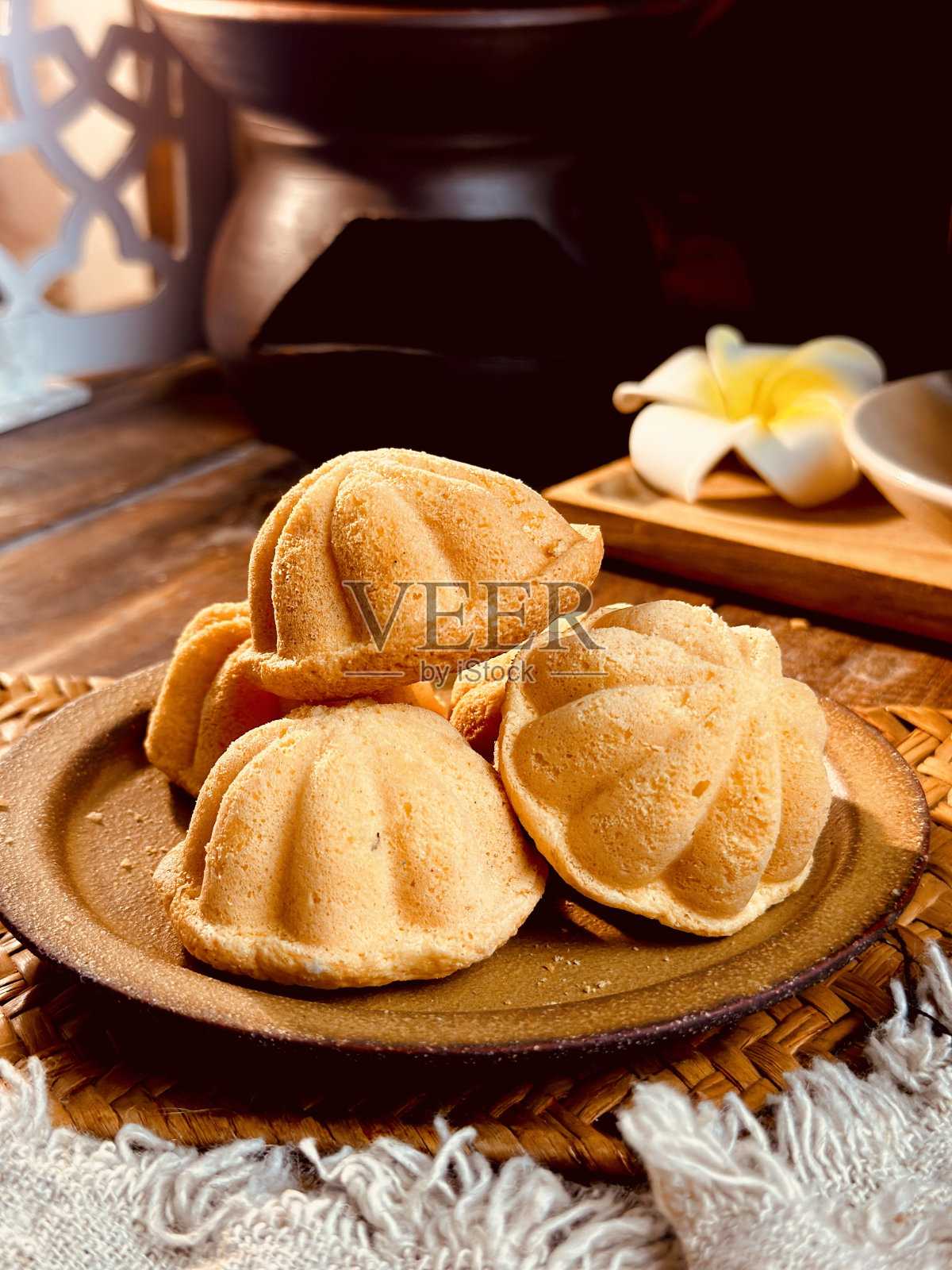 kuih bahulu或bolu,马来甜蛋海绵蛋糕孤立在白色的背景照片摄影图片