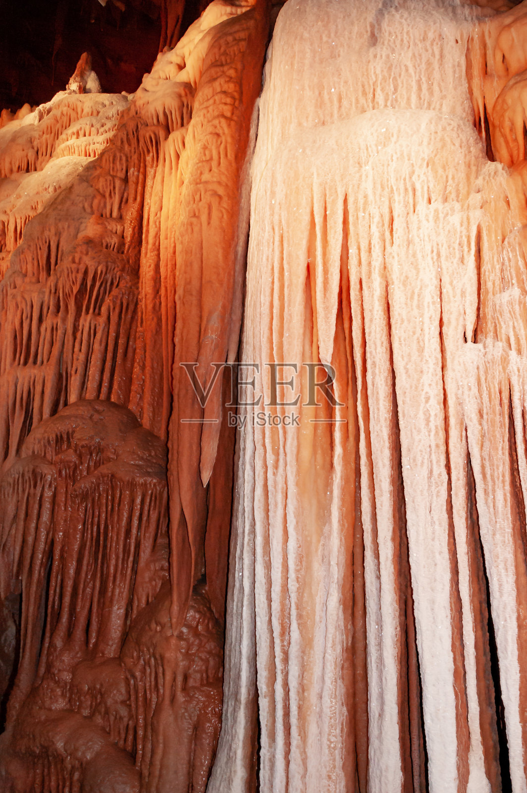 新墨西哥州卡尔斯巴德洞穴大型地下大厅中的方解石入口、钟乳石和石笋照片摄影图片