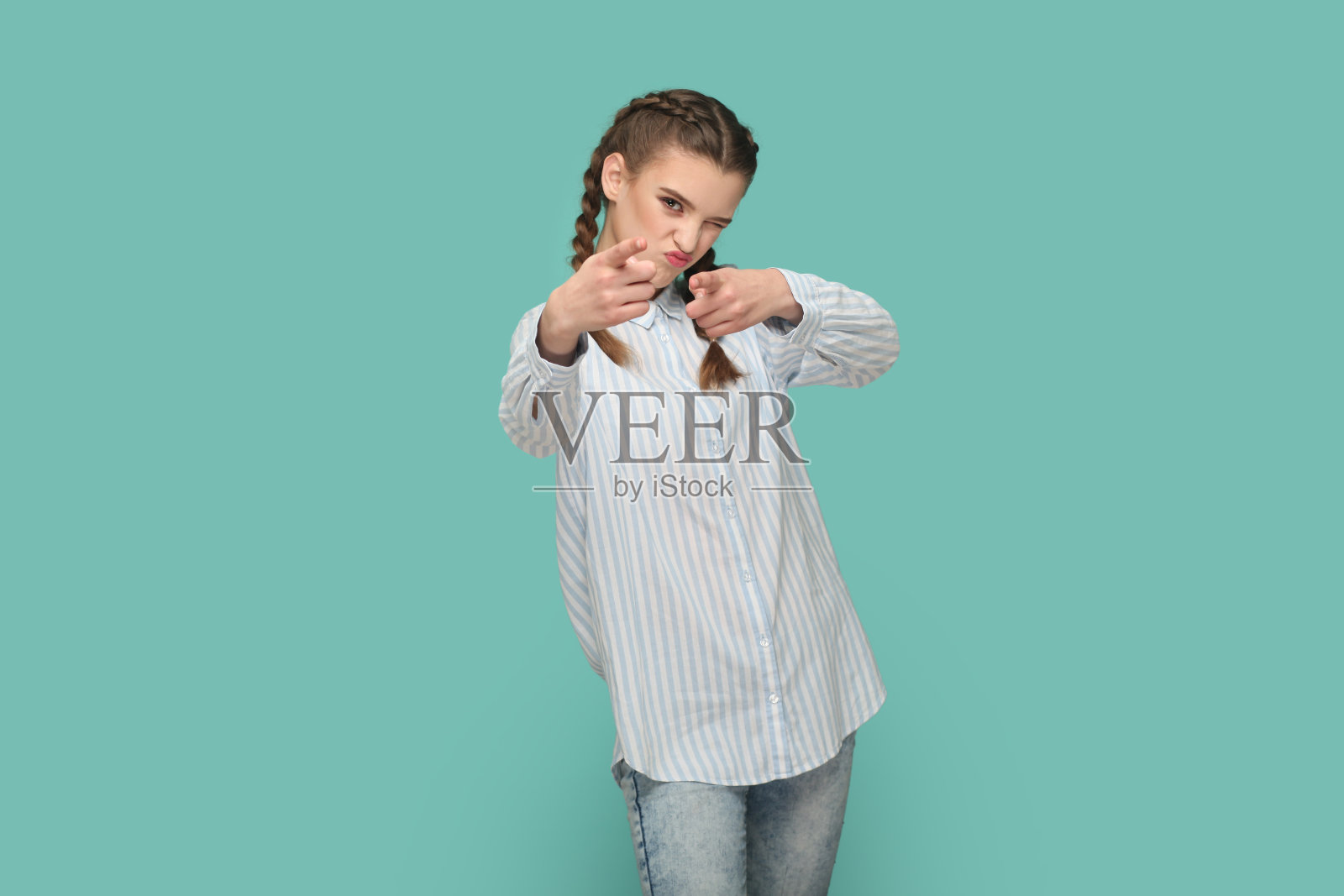 积极乐观的少女指着镜头,选择了你。照片摄影图片