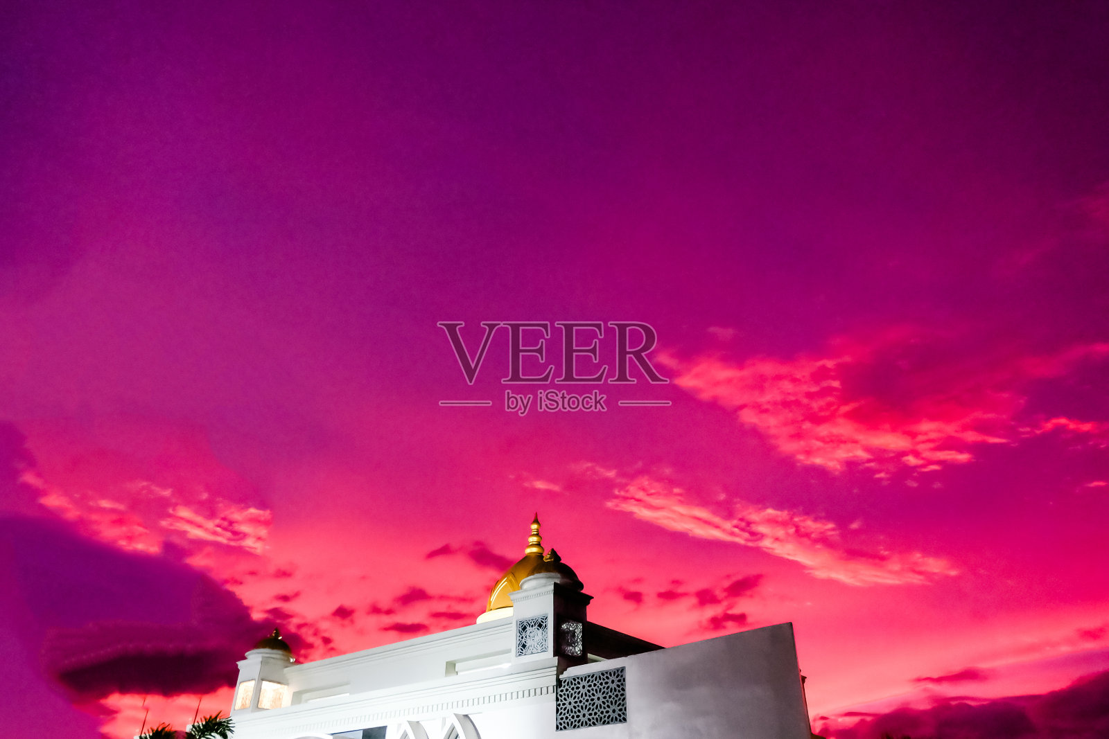 橙色,粉红色,紫色,日落前的天空和云彩,蓝色的清真寺屋顶,日惹市印度尼西亚照片摄影图片