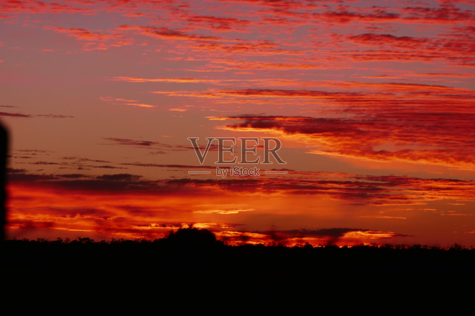 物业上的日落照片摄影图片