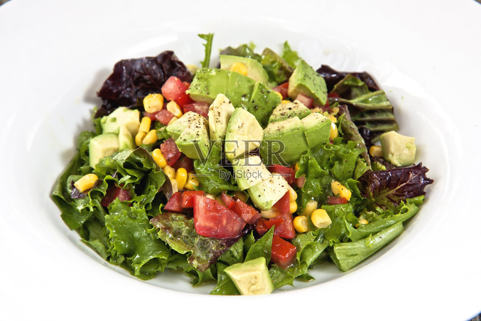 牛油果沙拉与玉米,番茄和新鲜生菜,近距离观看照片摄影图片