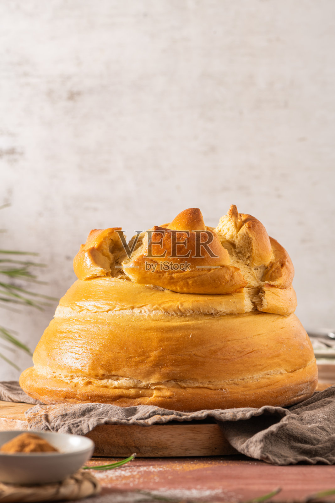 厨房台面上的Fogaca。福加帕拉是葡萄牙阿威罗的圣玛丽亚达费拉的一种传统蛋糕照片摄影图片