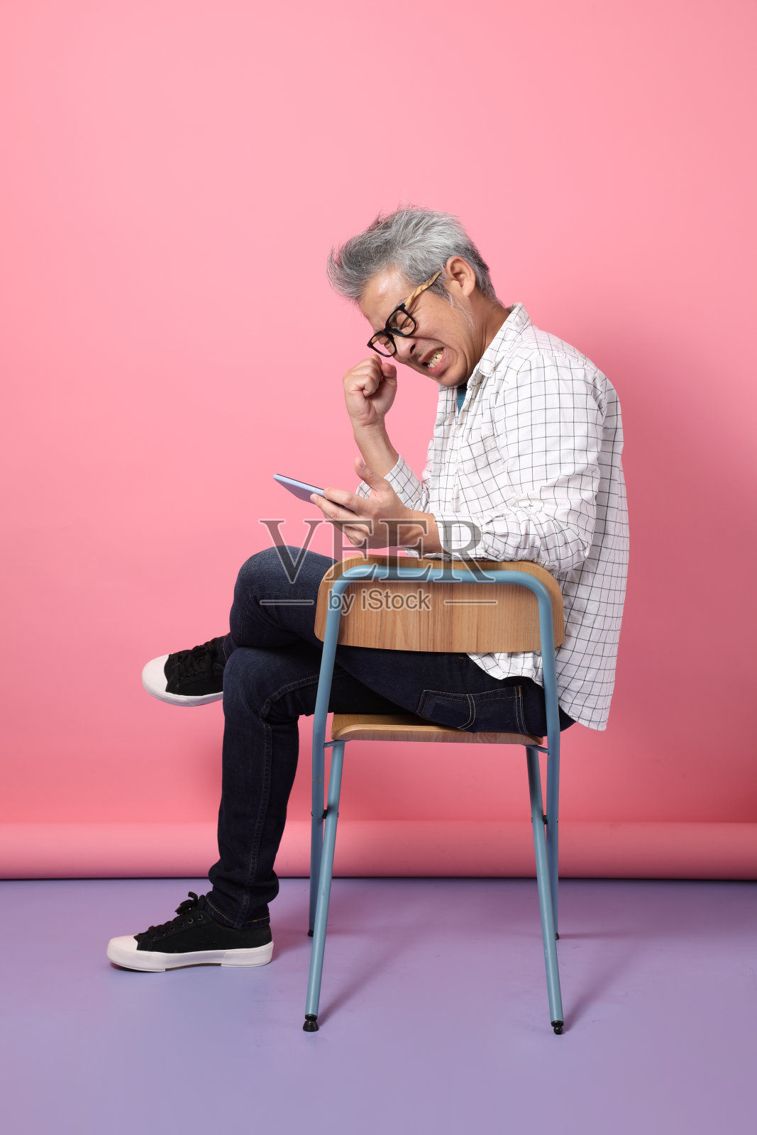 成熟的亚洲男人,粉红色背景的情感系列照片摄影图片