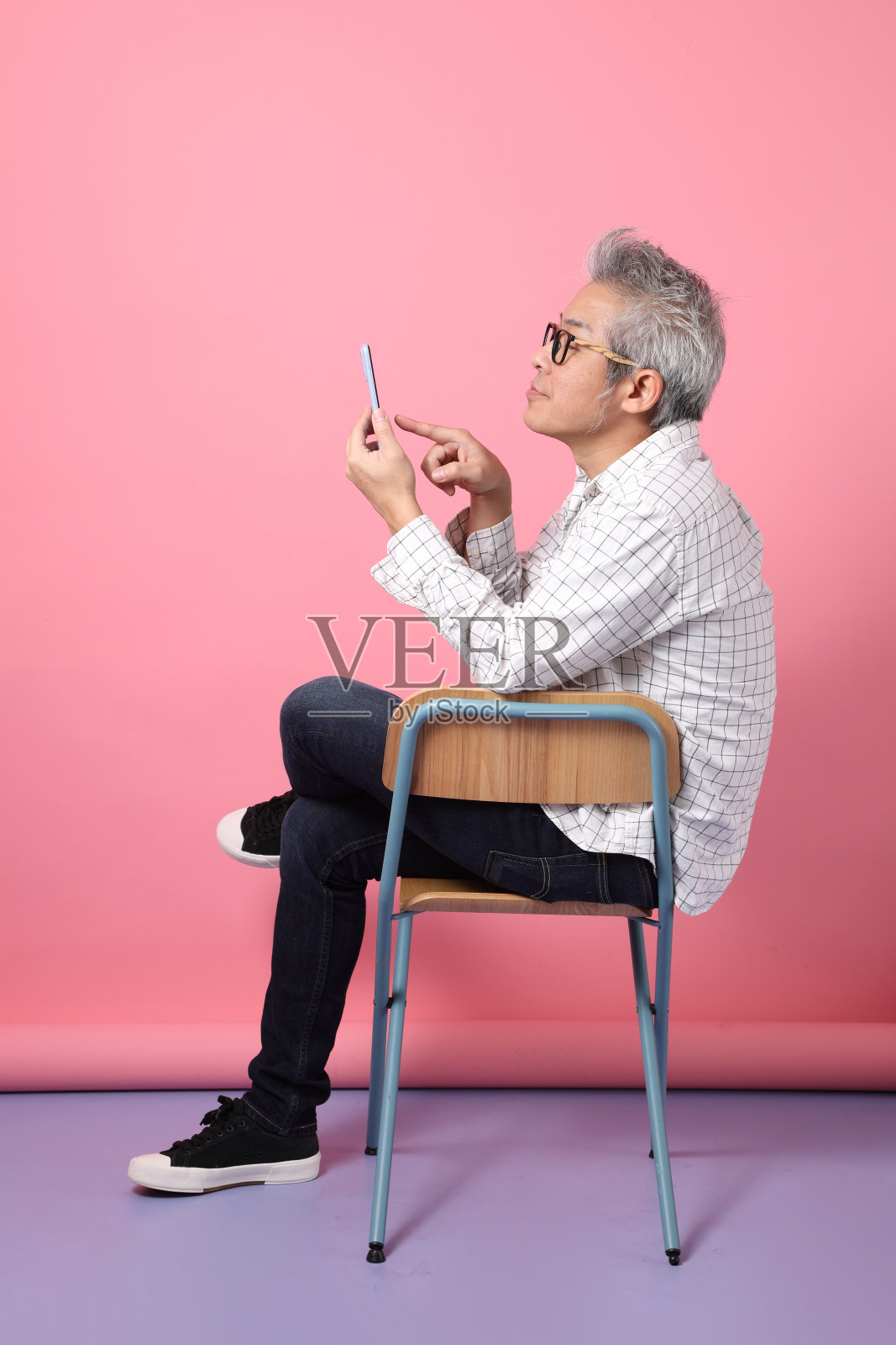 成熟的亚洲男人,粉红色背景的情感系列照片摄影图片