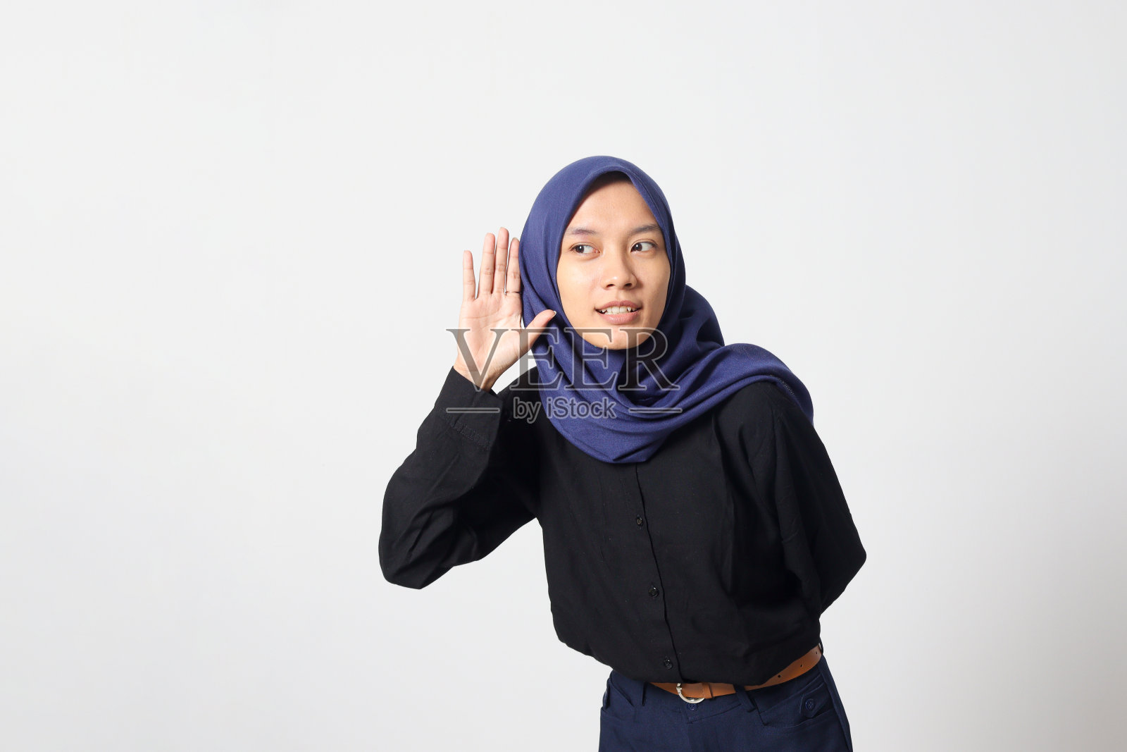 一个穿着休闲西装、戴着头巾、兴奋的亚洲女人的肖像,尖叫着宣布消息,窃窃私语。商人的概念。白色背景上的孤立图像照片摄影图片