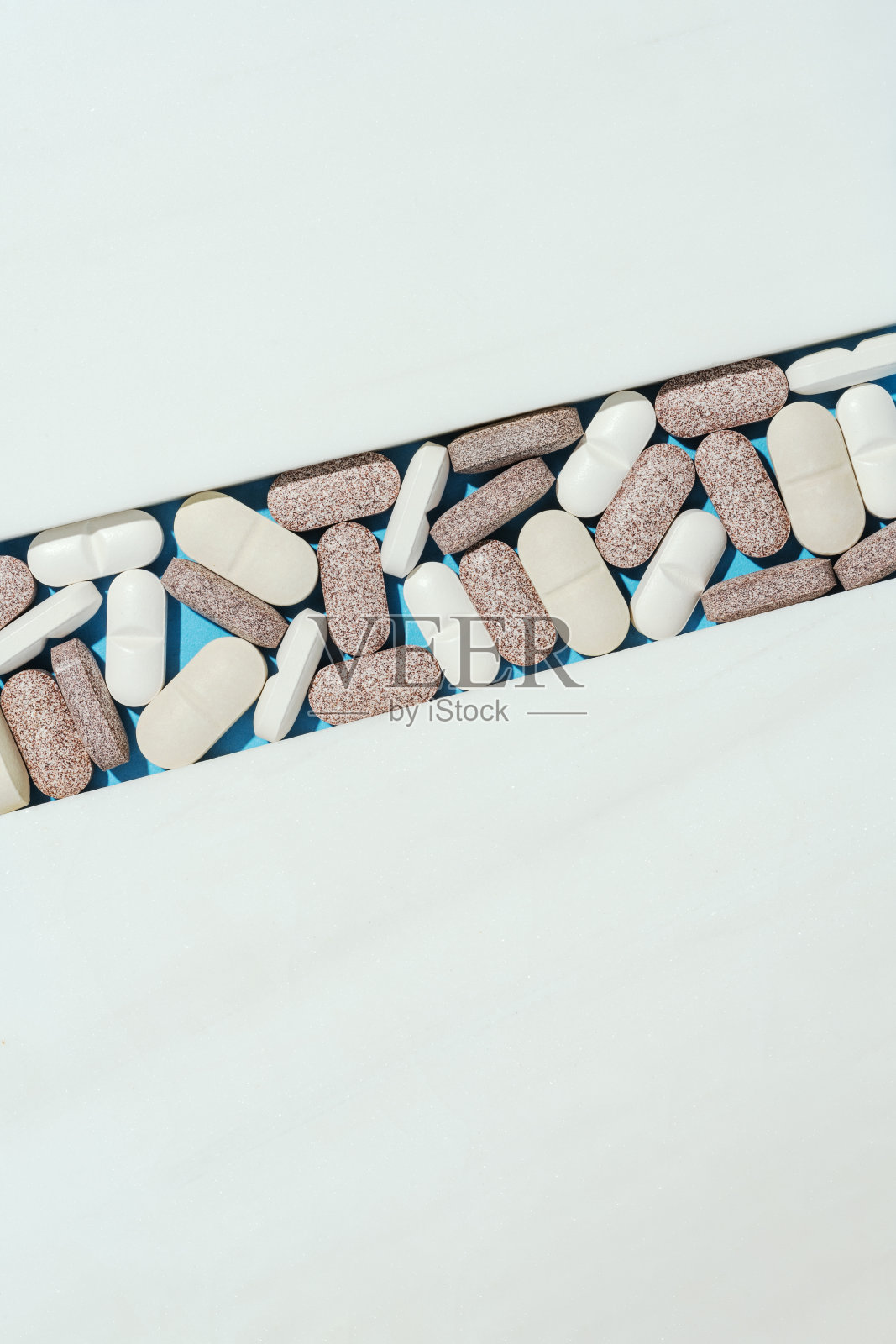 白色和棕色片剂在白色的背景与复制空间照片摄影图片