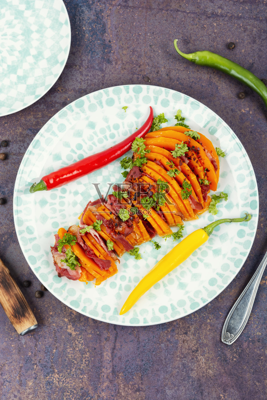 烤南瓜配培根。照片摄影图片