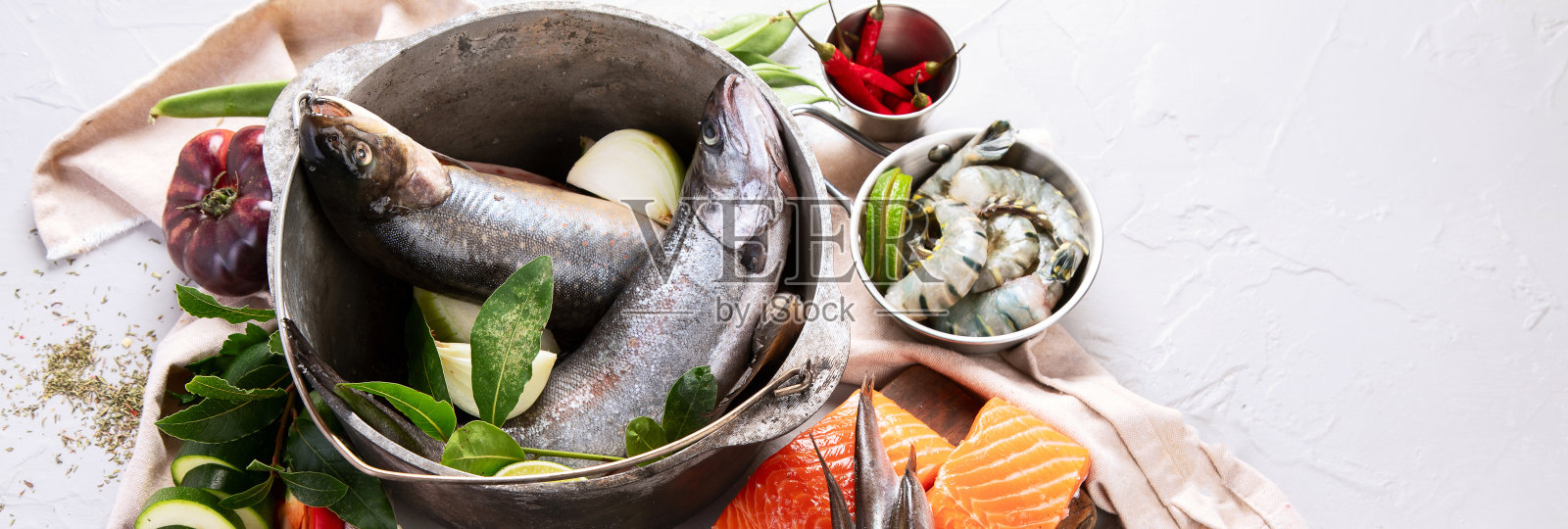 新鲜的鱼和烹饪材料。生鱼。照片摄影图片