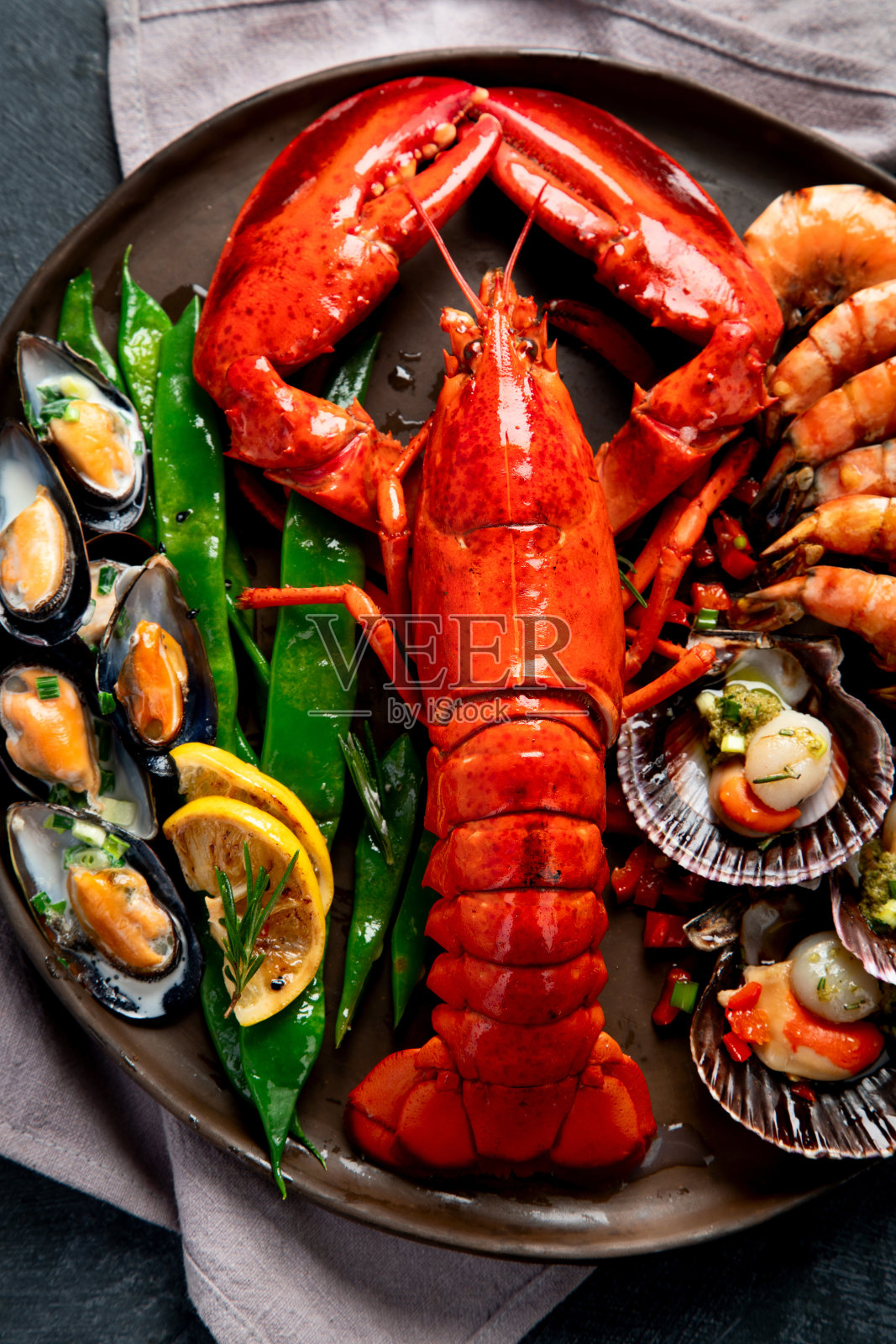 大红龙虾,配虾和青口,柠檬,香蒜沙司和面包。海鲜的概念照片摄影图片