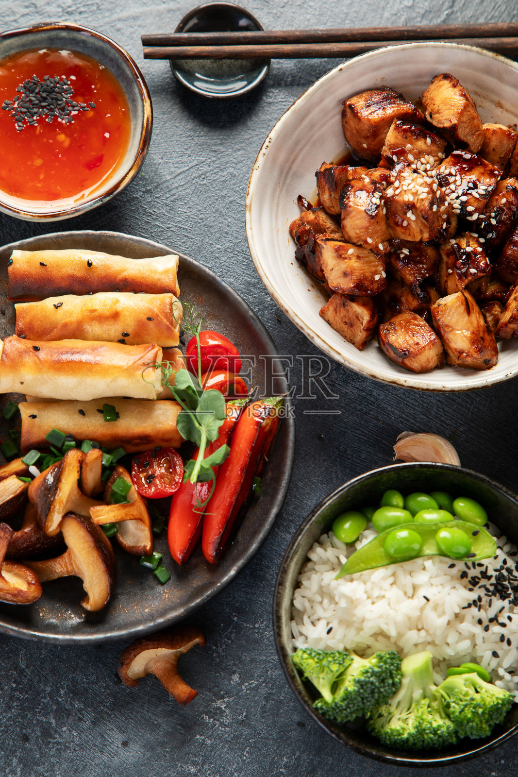 自制芝麻鸡配白米饭和蔬菜。亚洲菜。照片摄影图片