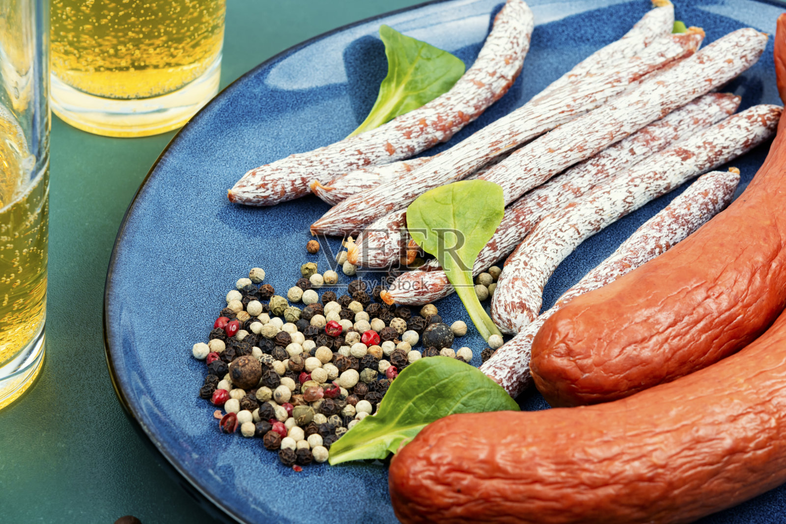 啤酒配腊肠。照片摄影图片