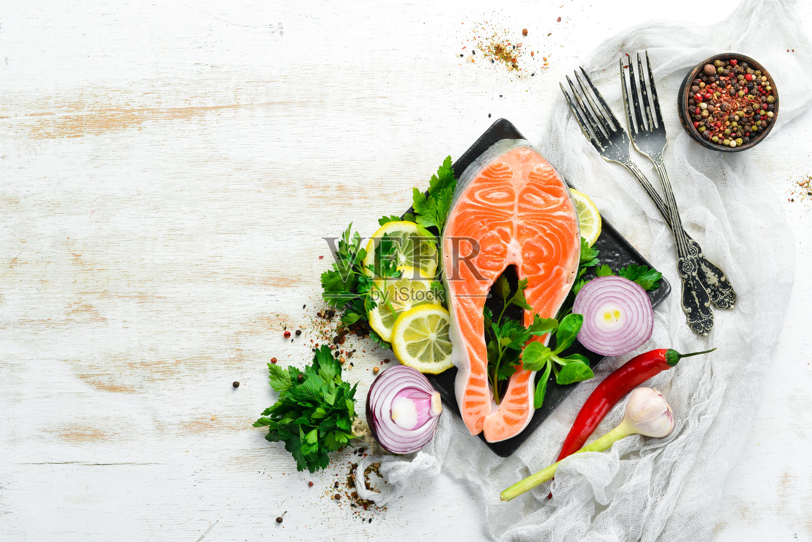 桌上的生鱼排配欧芹和柠檬。鲑鱼俯视图。为你的文字腾出空间。乡村风格。照片摄影图片