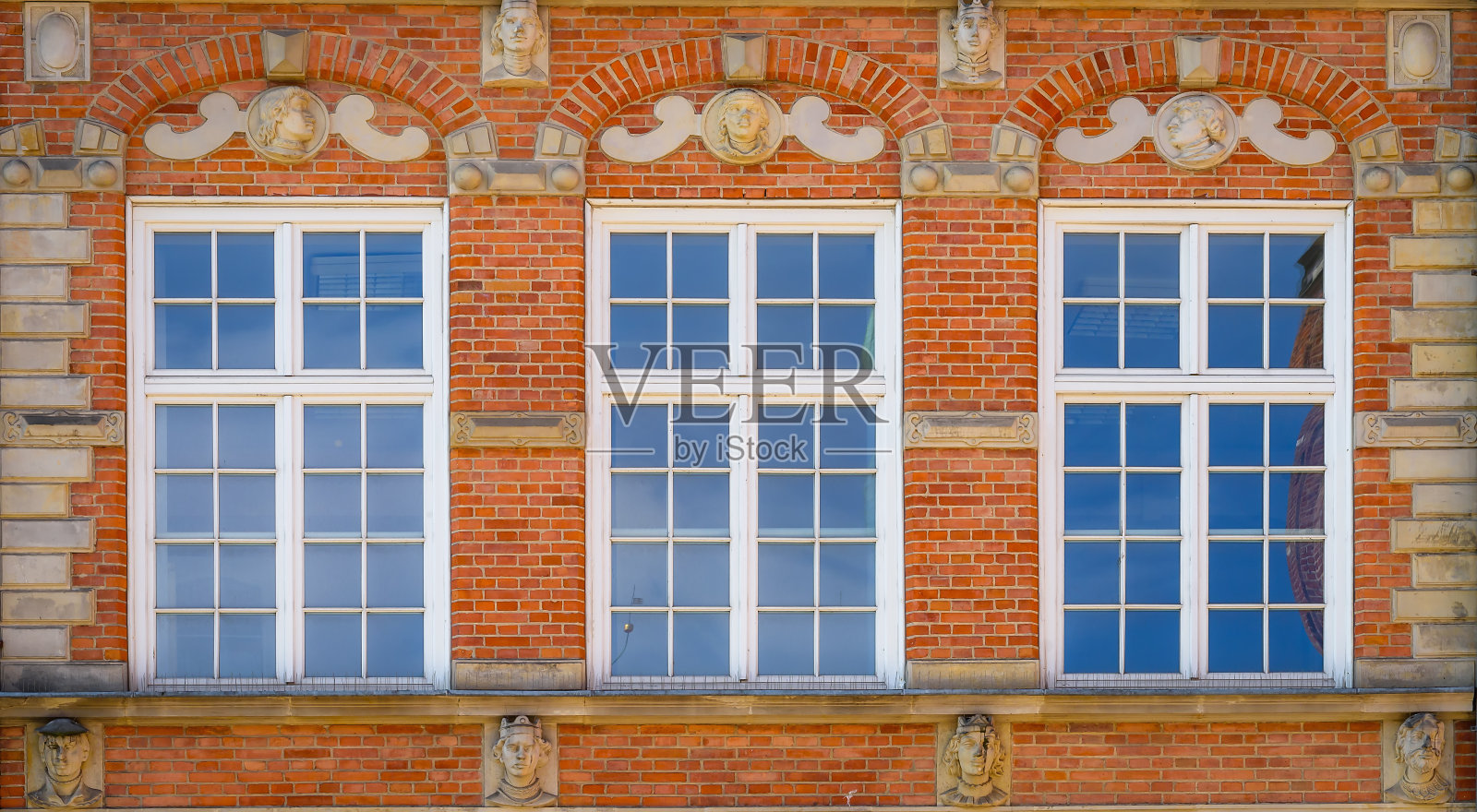 格但斯克老城区美丽的建筑。特写与细节。建筑物明亮的外墙。旧城区的景色。在一个阳光明媚的夏日漫步于城市之中照片摄影图片