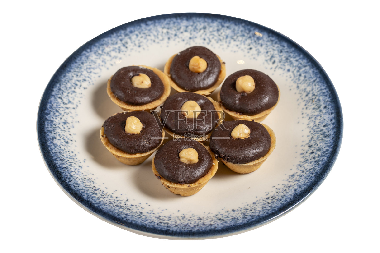 巧克力和榛子饼干被隔离在白色的背景上。照片摄影图片