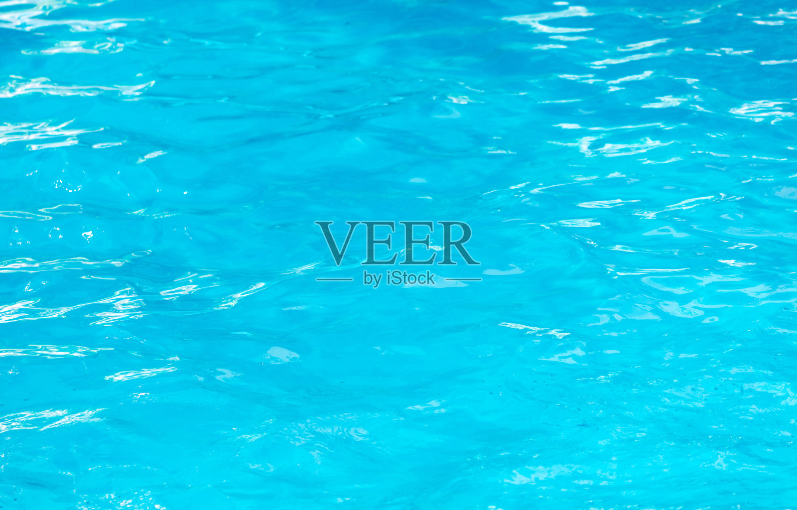 湛蓝的池水作为抽象的背景。纹理照片摄影图片