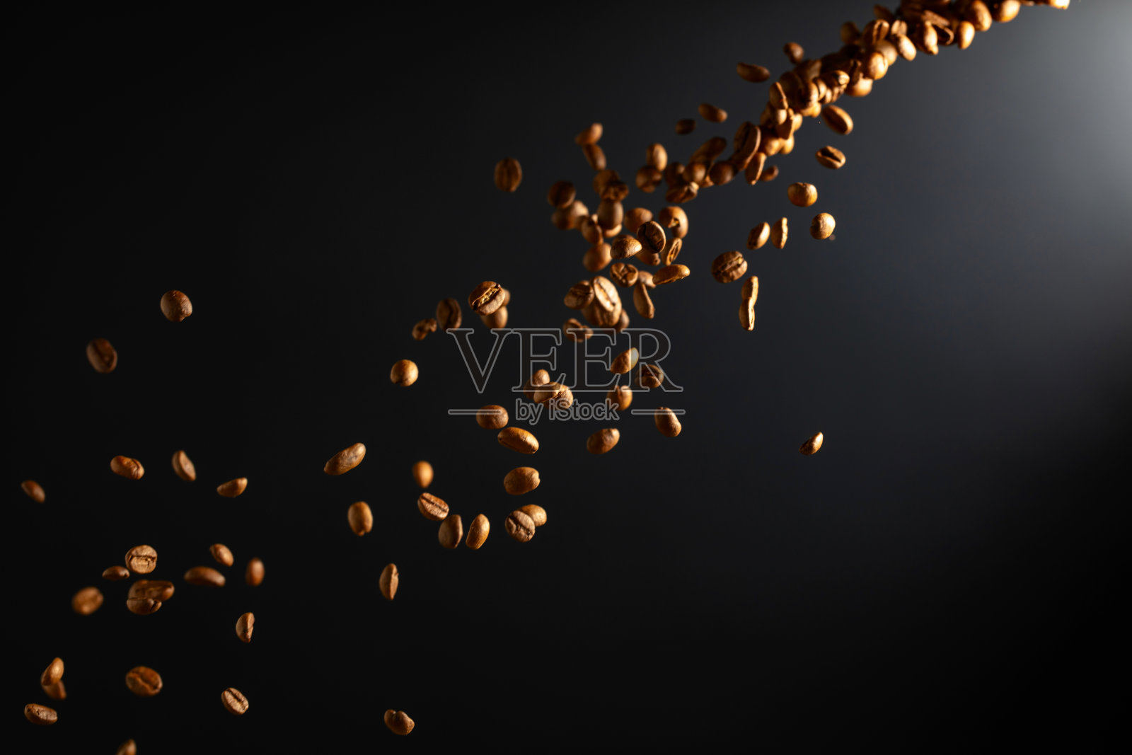 咖啡豆在黑色背景上运动。照片摄影图片