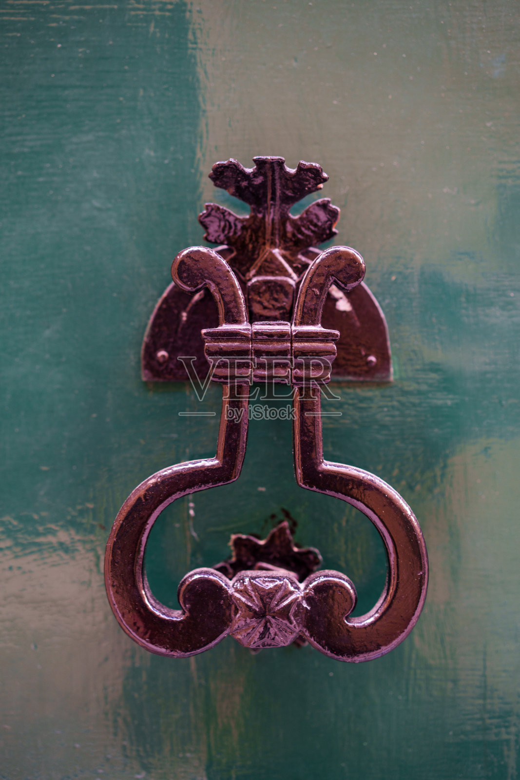 木门上的老式金属门环照片摄影图片