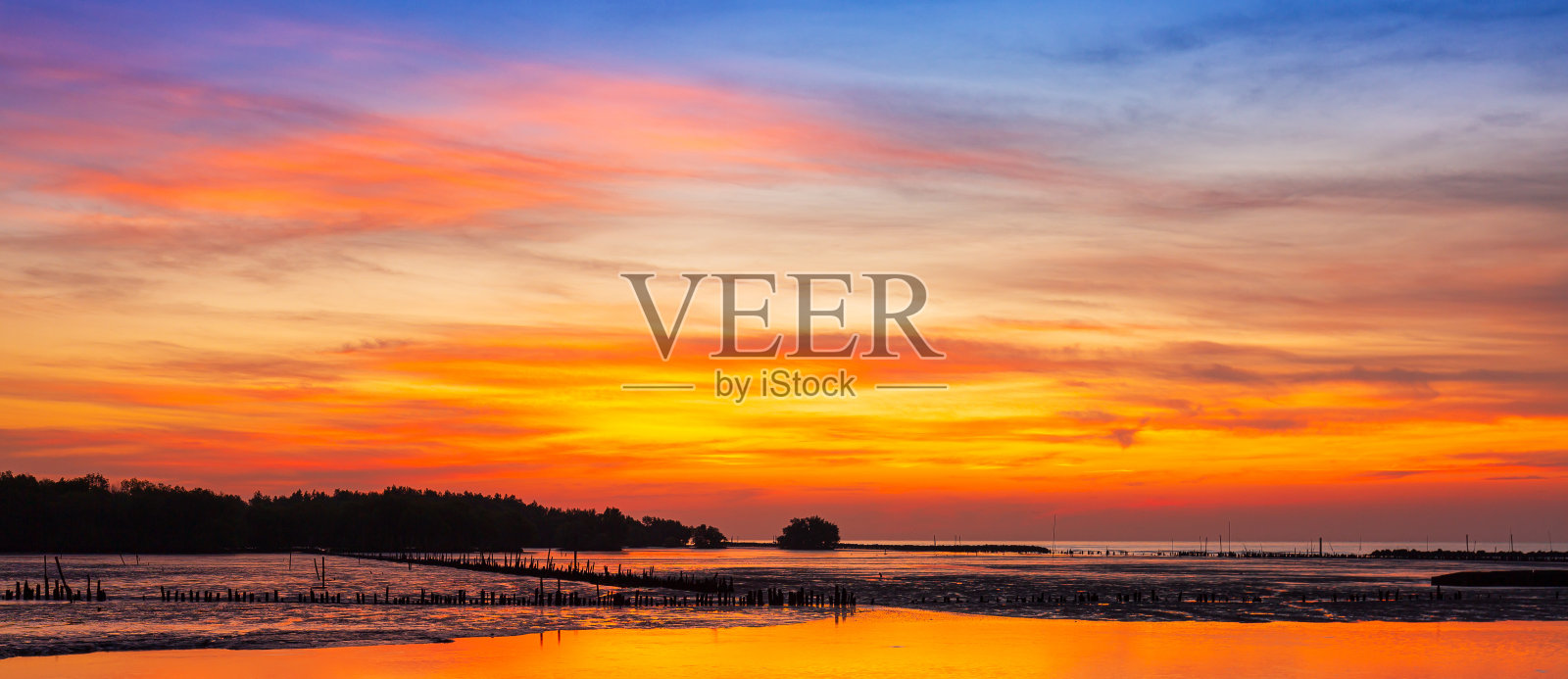 清晨的海岸风光和日出,清晨时分的日出在埃及靠近马萨的阿拉姆太阳反射在红海上照片摄影图片