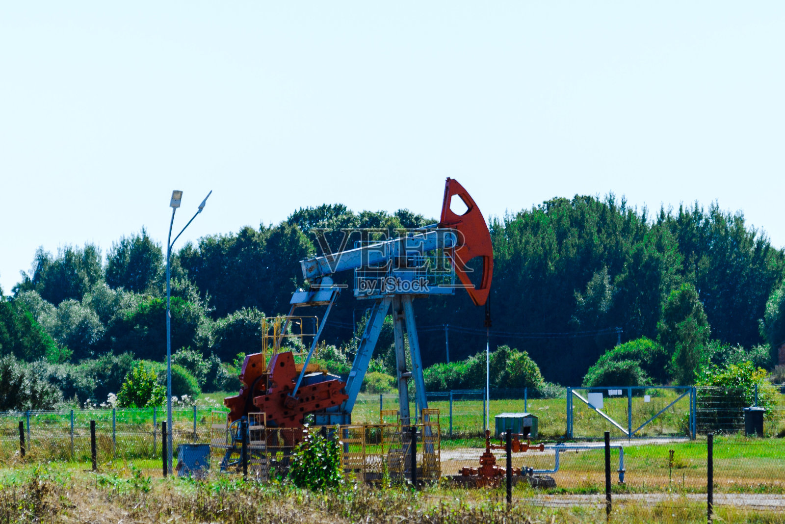 油泵在工作。风景夏日明媚的一天。照片摄影图片