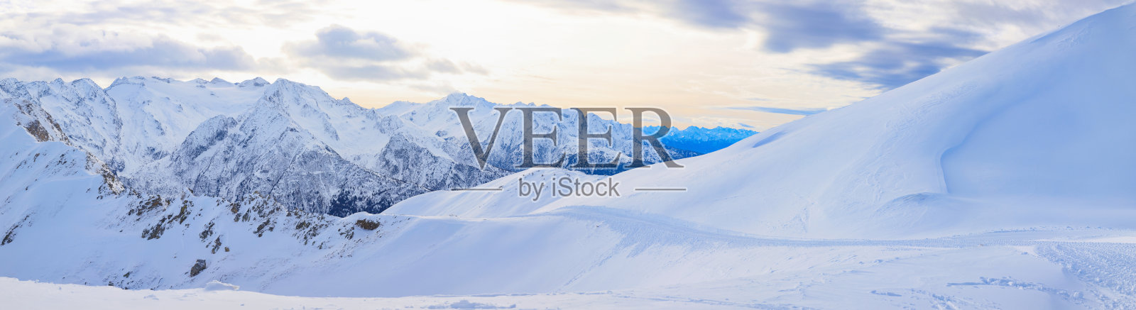 全景冬季景观阿尔卑斯山峰。在滑雪胜地的顶端。享受日落阳光滑雪胜地。粉雪雪山白云石超级滑雪场。滑雪胜地。塞拉隆达,意大利,欧洲照片摄影图片