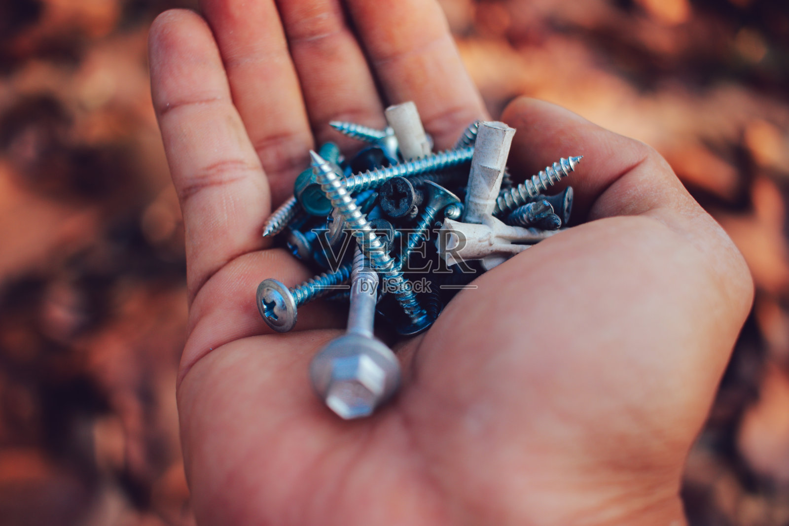 我手里拿着金属螺丝照片摄影图片