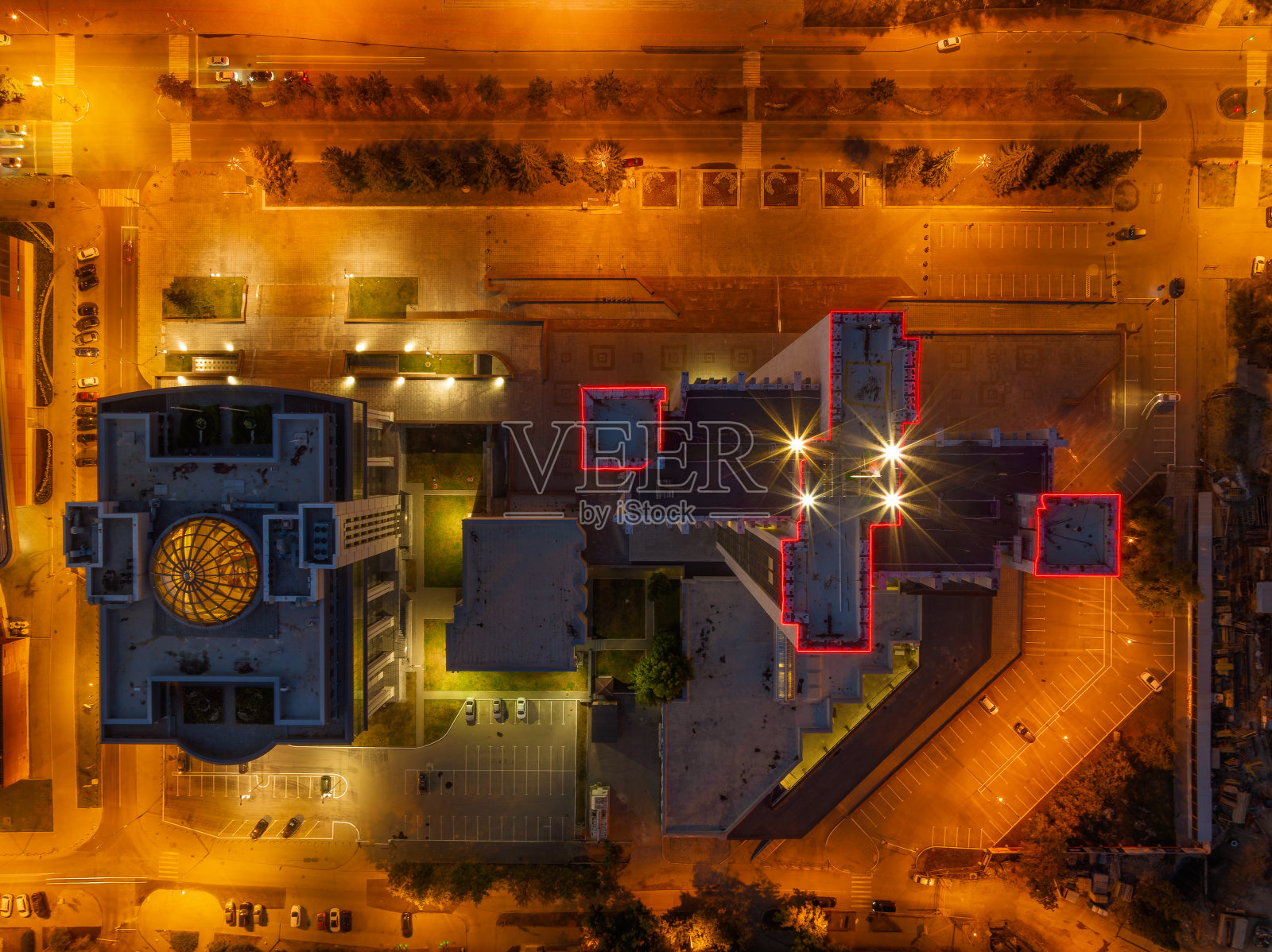 冬季航拍的城市,房屋和道路。冬天的风景照片摄影图片