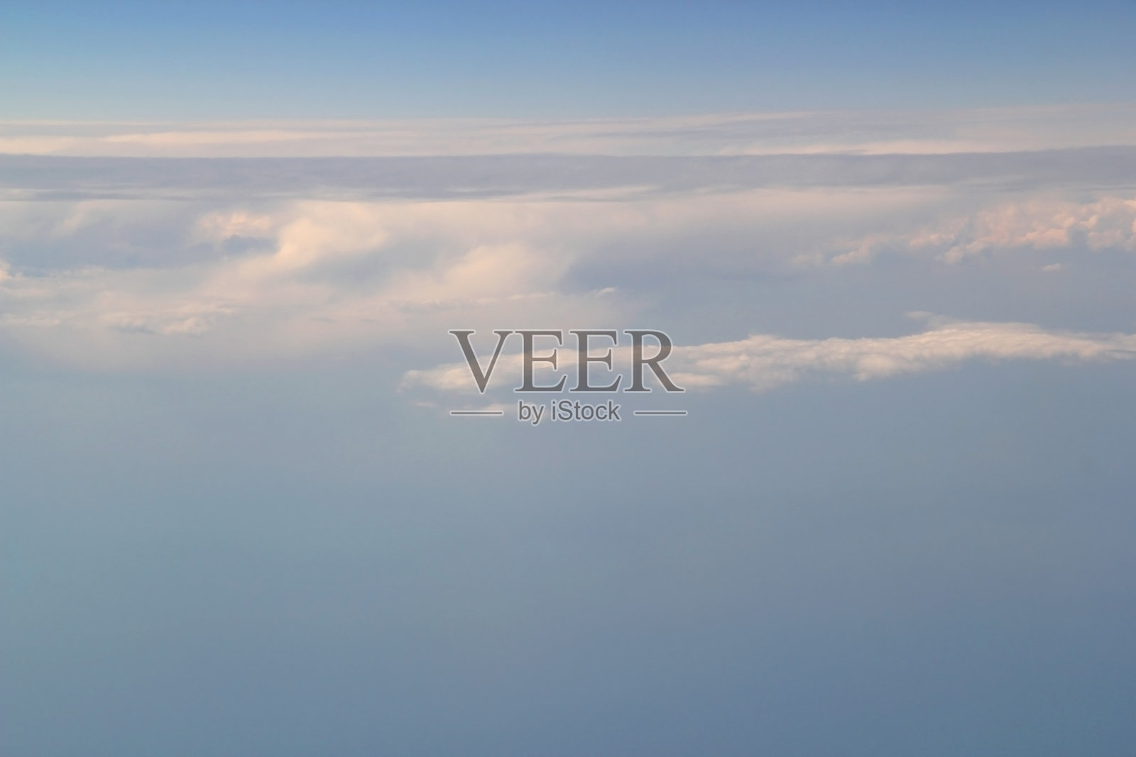 渐变的蓝天和白云的照片照片摄影图片