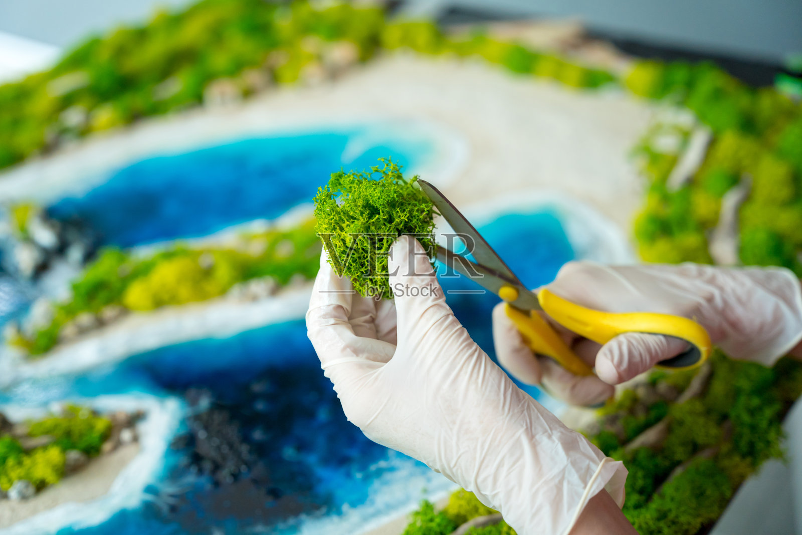 用环氧树脂、天然石头和苔藓制作艺术装饰的过程照片摄影图片