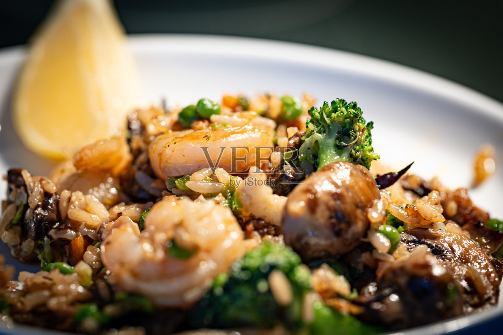 白盘子里的炒虾配蔬菜和米饭照片摄影图片