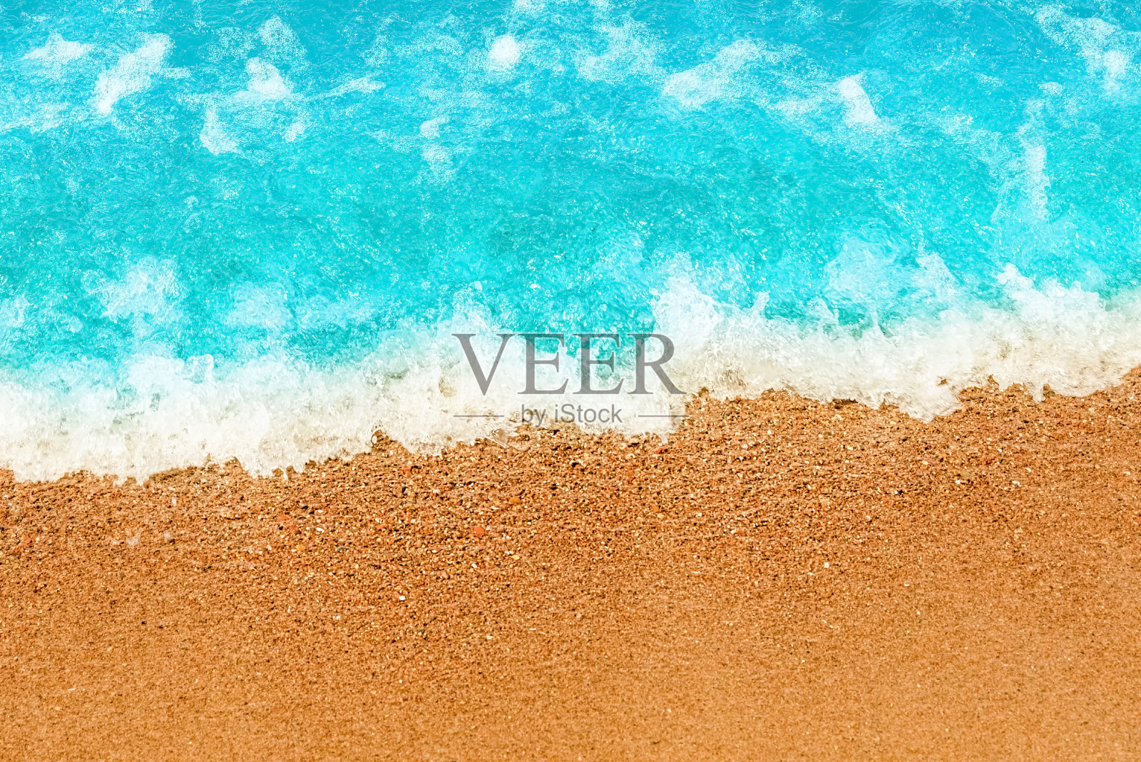 蓝色的海浪,金色的沙滩,白色的泡沫,蓝绿色的海水。特写。暑假概念。热带海岛度假背景,旅游旅游横幅设计模板,文案空间。照片摄影图片