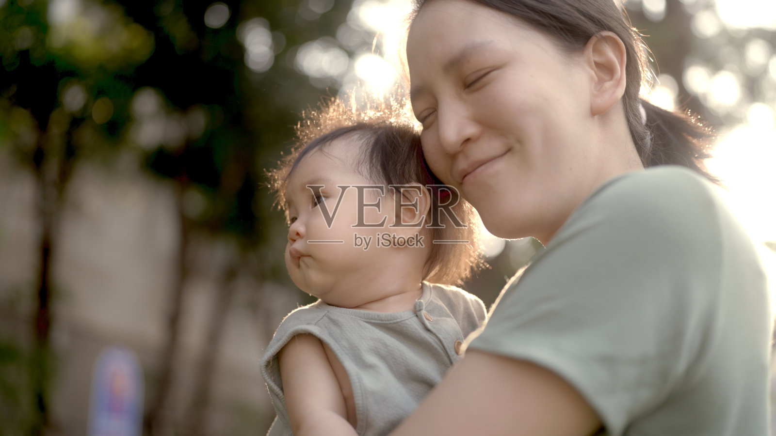 妈妈在公园里玩宝宝照片摄影图片