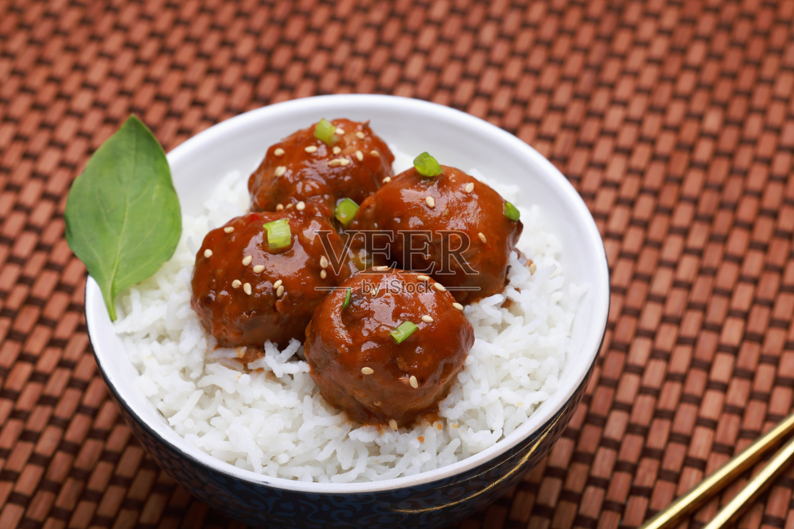 辣牛肉肉丸饭照片摄影图片