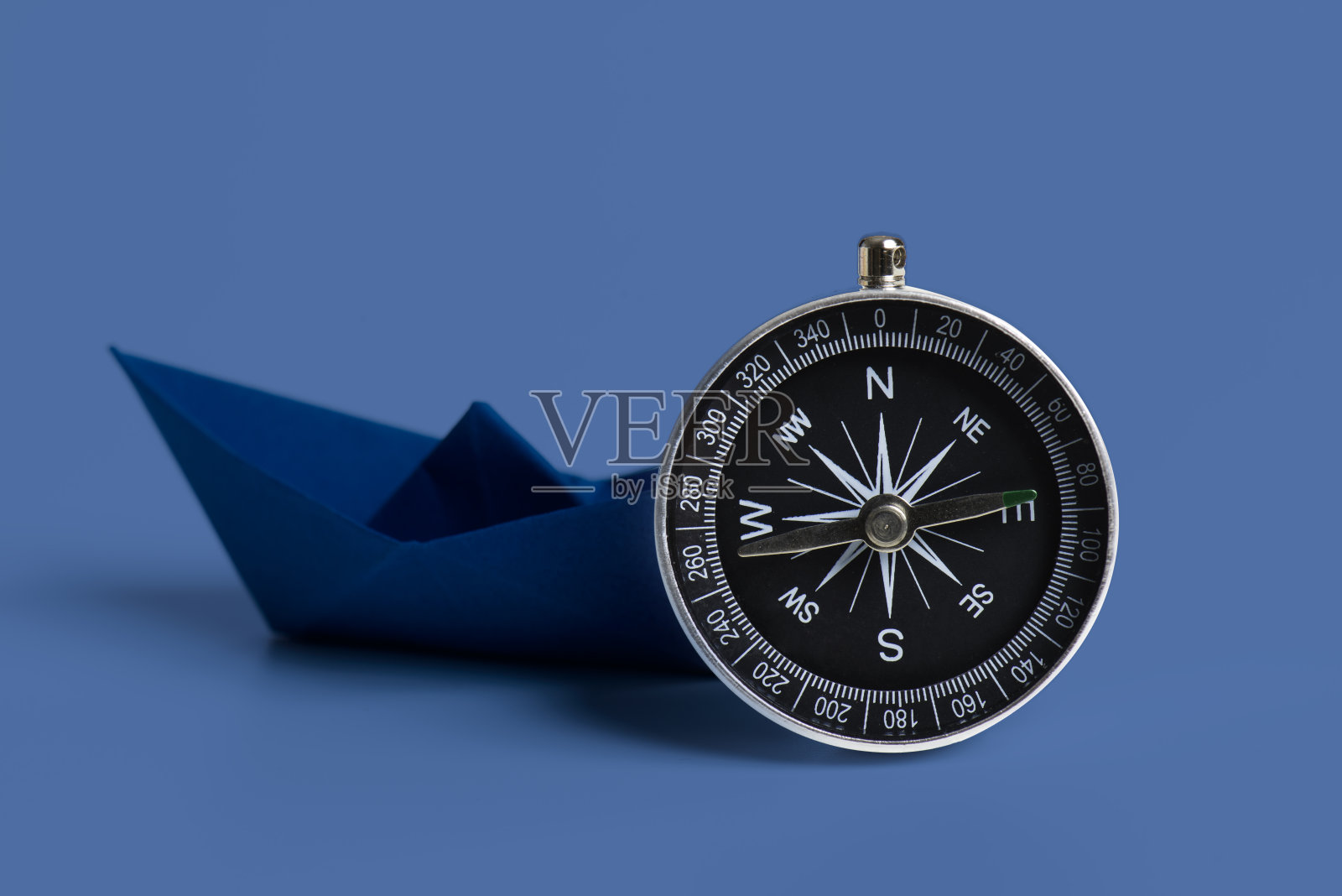 带指南针的橙色纸船照片摄影图片